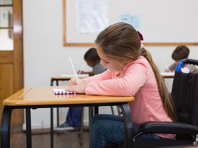 Une eleves_en_situation_de_handicap_en_fauteuil_dans_une_classe