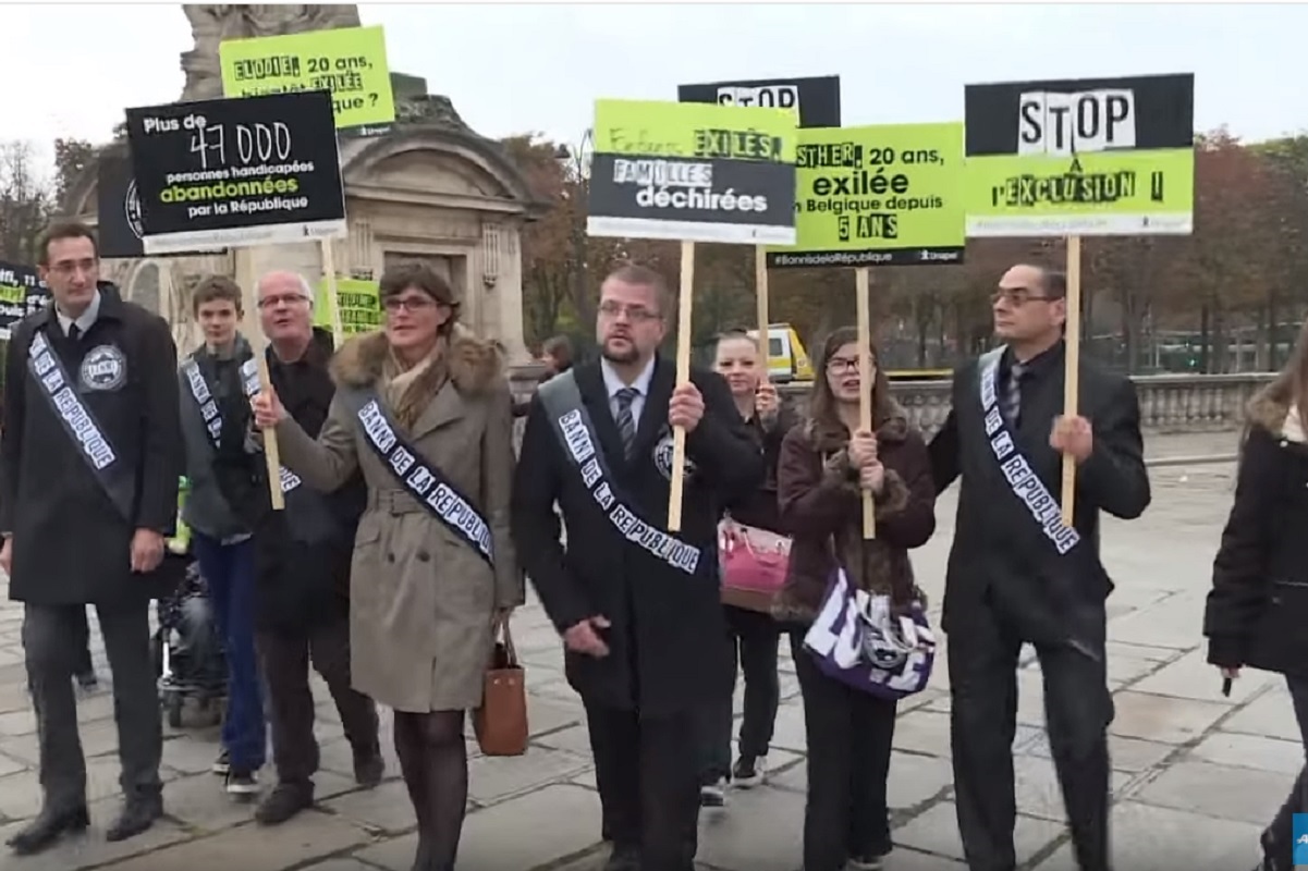 La Presidente de l Unapei Christel PRADO entoure des responsables de l_association