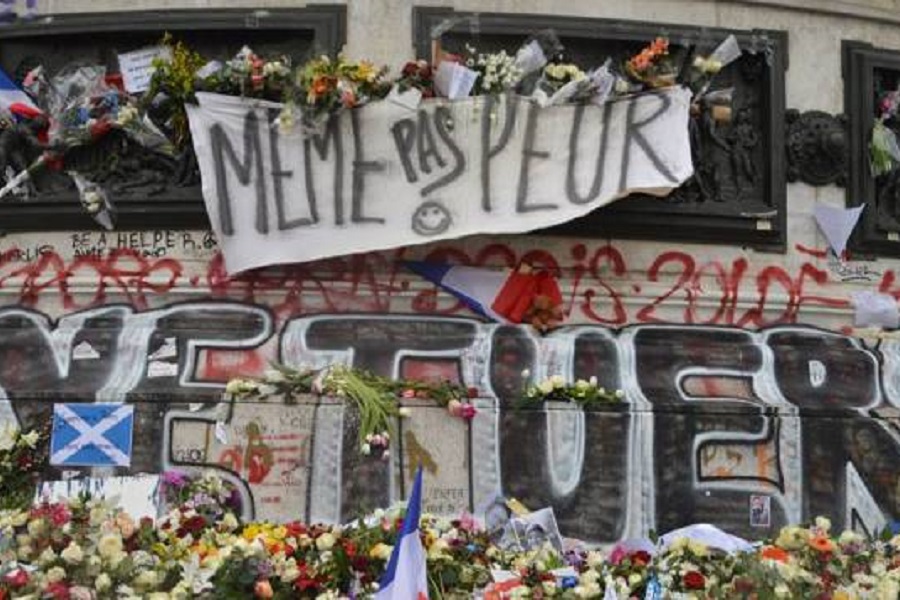 La France rend hommage aux victimes des attentats du 13 novembre place de la republique