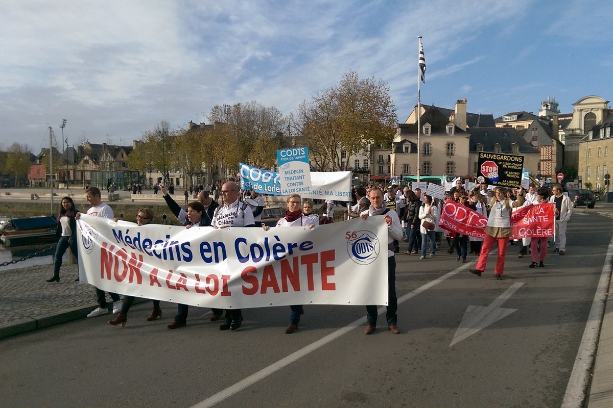 Manifestation des medecins et du corps medical a Vannes en Normandie