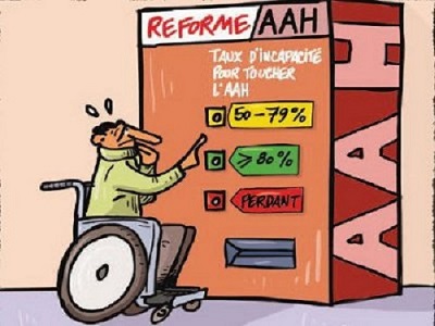 Un homme_en_fauteuil_au_pied_d_un_distributeur_pour_l_AAH