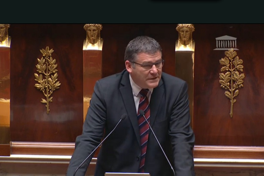 Le Depute socialiste intervenant sur un projet loi a l assemblee nationale