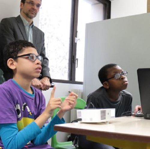 Un enfant devant objectif mobilite