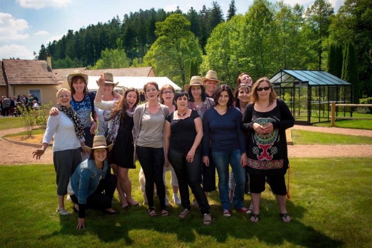 Une equipe soignante heureuse au sein du jardin Terramie