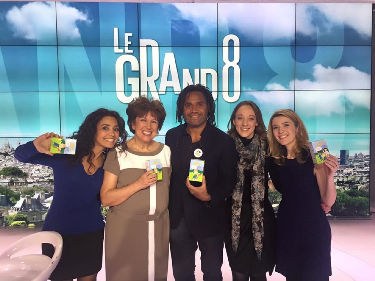 Christian Karembeu au centre avec un tirelire a la main sur le plateau du Grand 8 aujourd'hui 6 janvier a l occasion du lancement de l_operation piece jaune