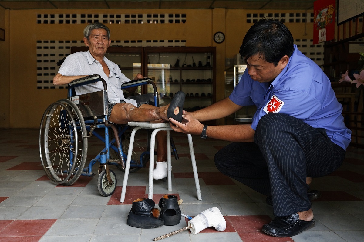 L Ordre qui est egalement en Asie ou la frappe aussi comme ici avec cet homme en fauteuil au Vietnam en 2008