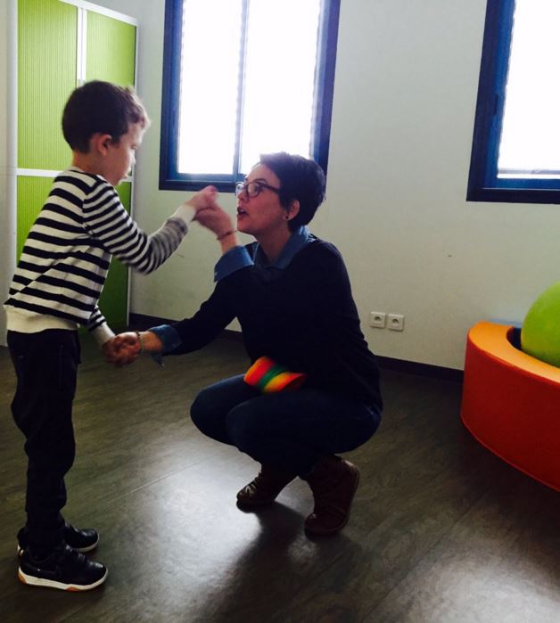 Un enfant du SESSAD Esperanza inaugure ce jour avec un des membres de l equipe