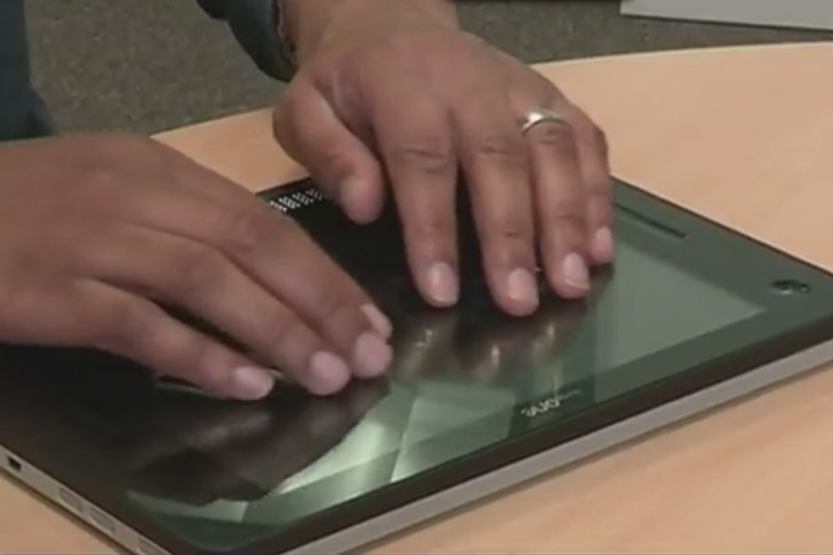 Un homme dans une entreprise essayant la nouvelle et premiere tablette francaise tactile insideONE