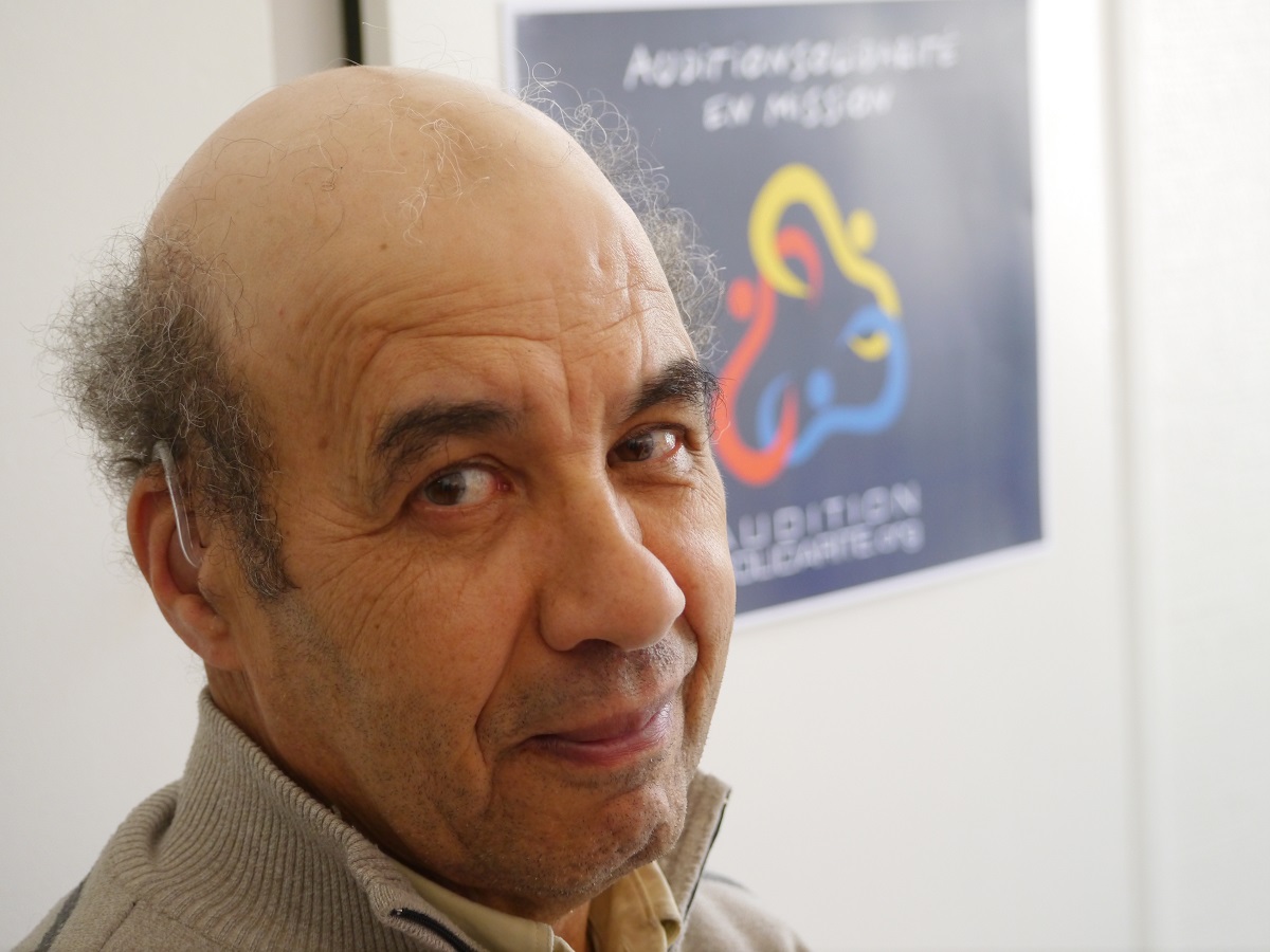 Une personne vivant dans la grande precarite venant de se faire appareiller gratuitement par AuditionSolidarite
