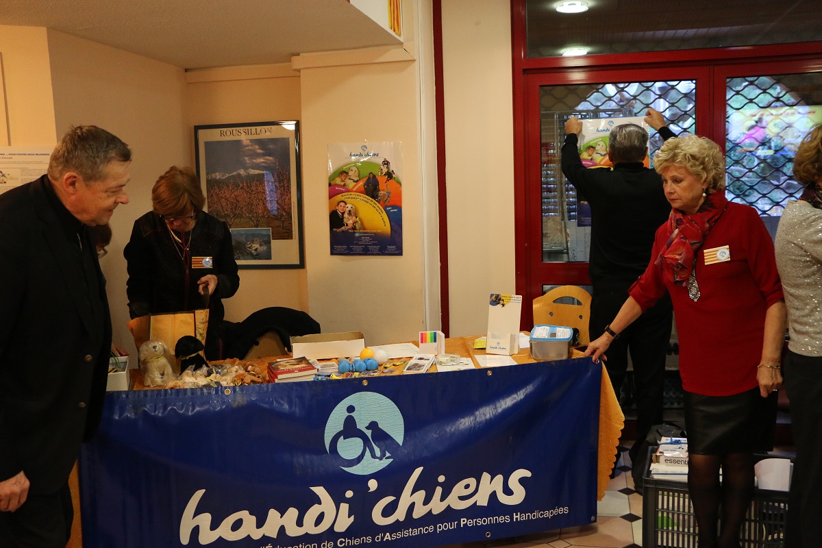 Deux benvoles de Handi Chien vendant des objets au profit de l_association