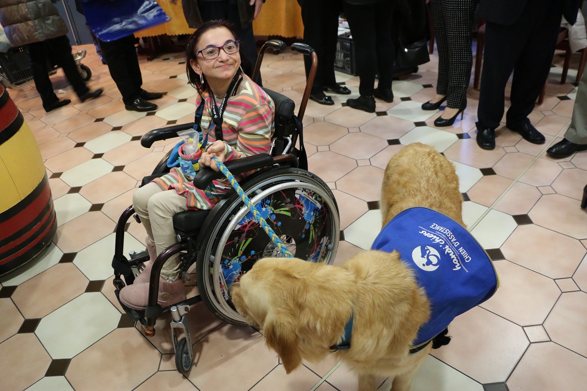 Emmanuelle age de 25 ans qui vient de recevoir son chien assistance Impoo par l association Handi-Chien