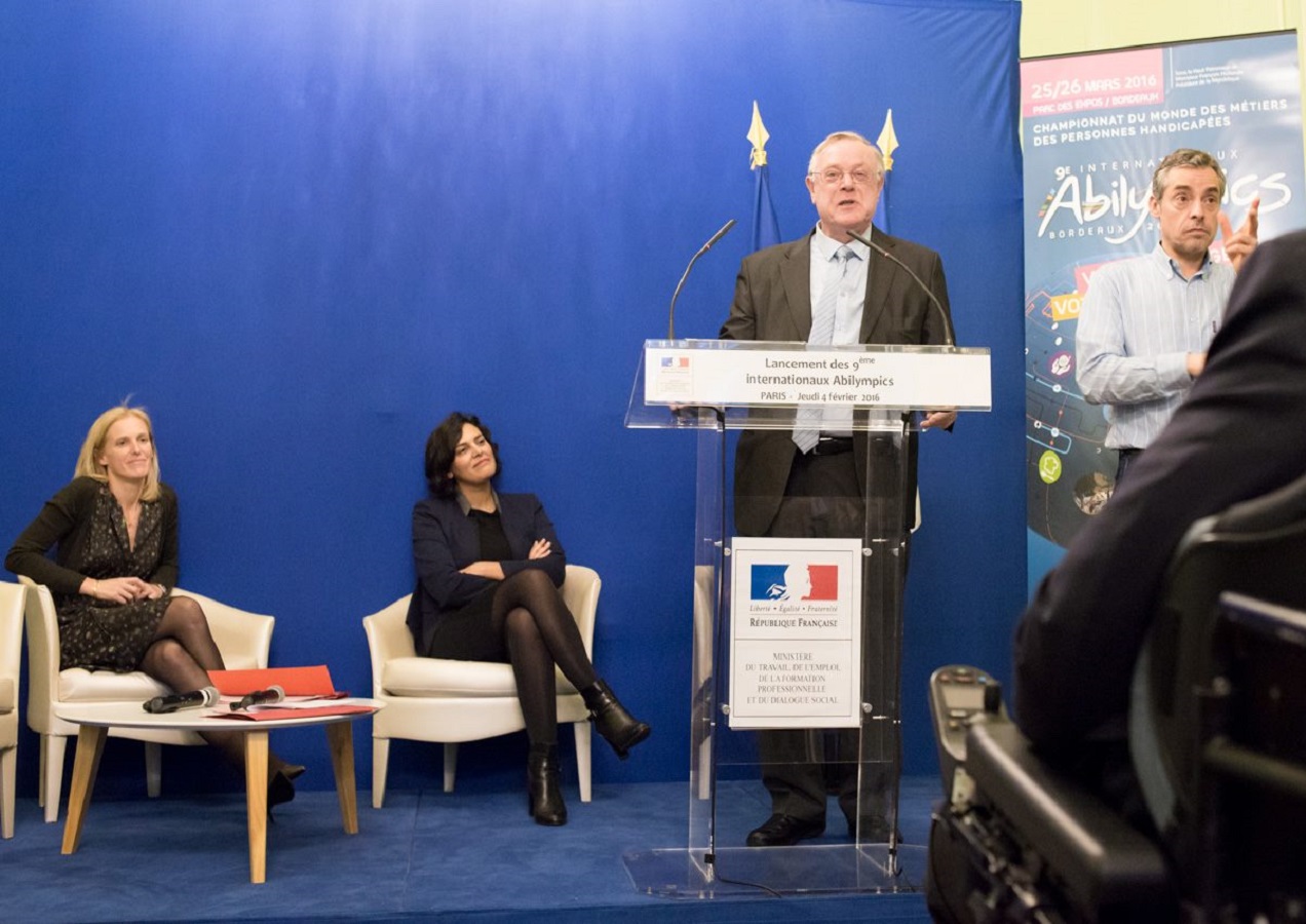 Le President de l organisation Abilympics France Noel ROGER lors de son intervention avec derniere lui les deux ministres