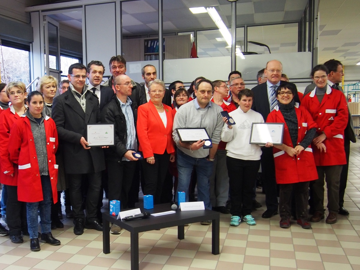 Remise medailles en presence de la prefete du Maine et Loire Beatrice ABOLLIVIER