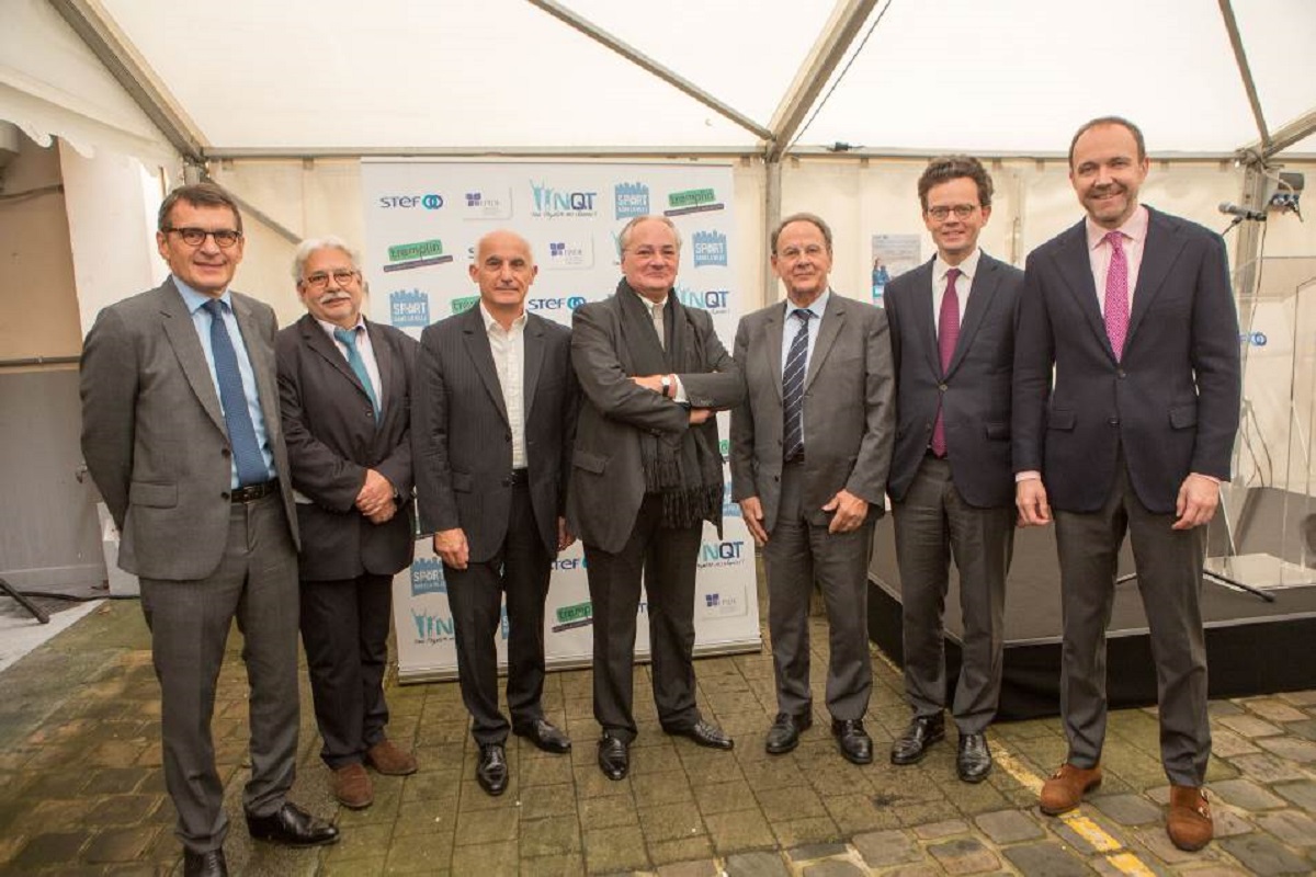 Au centre le President du groupe STEF Francis LEMOR entoure de ces partenaires