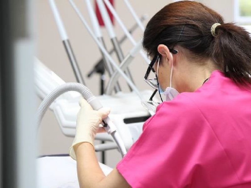Le Centre Hospitalier de Janze ouvre un centre bucco dentaire la dentiste operant des soins