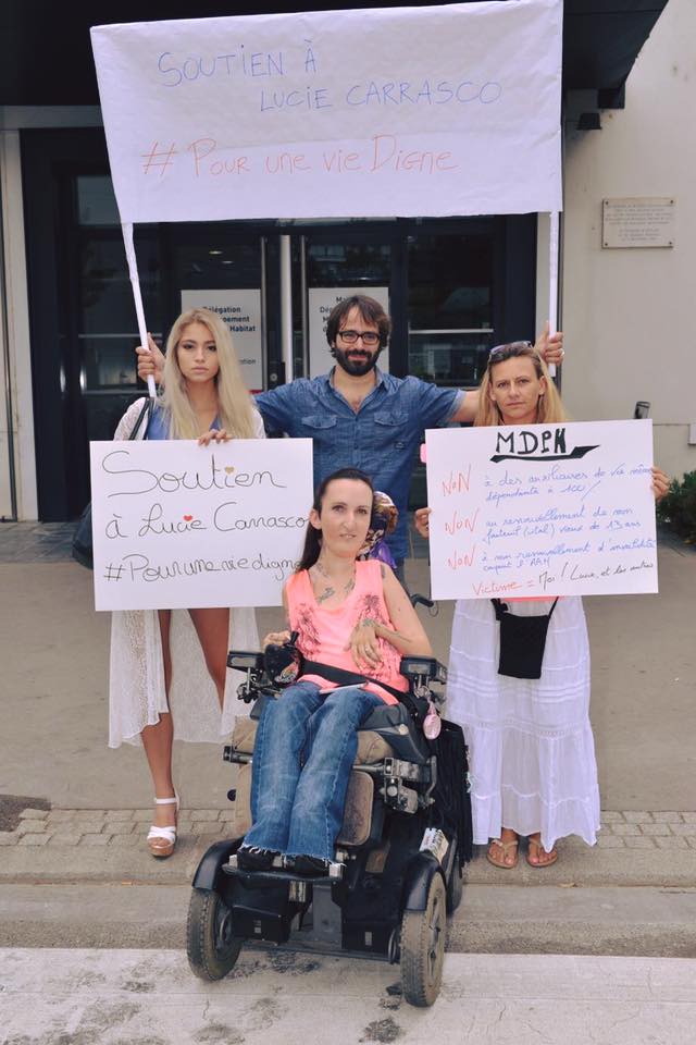 La lyonnaise Lucie CARRASCO devant la MDPH de Lyon avec son comite de soutient