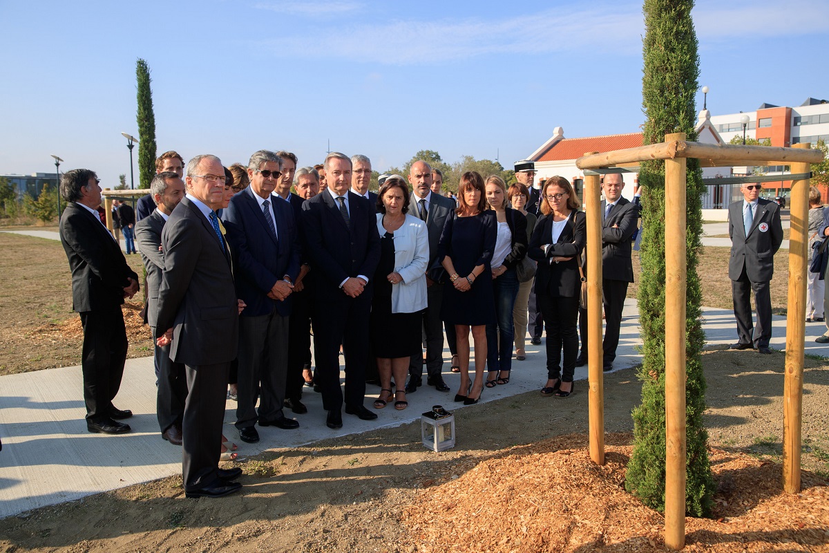 Le Maire et les adjoints de la ville de Toulouse allumant la derniere bougie de l un trente et un cypres representant les victimes