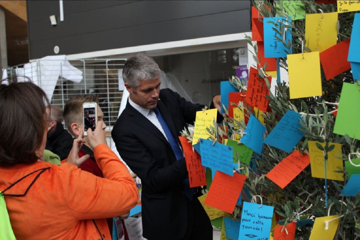 Laurent Wauquiez accrochant un papier sur l abre lors d une reunion organise deux jours avant la journee nationale troubles DYS organise a Lyon