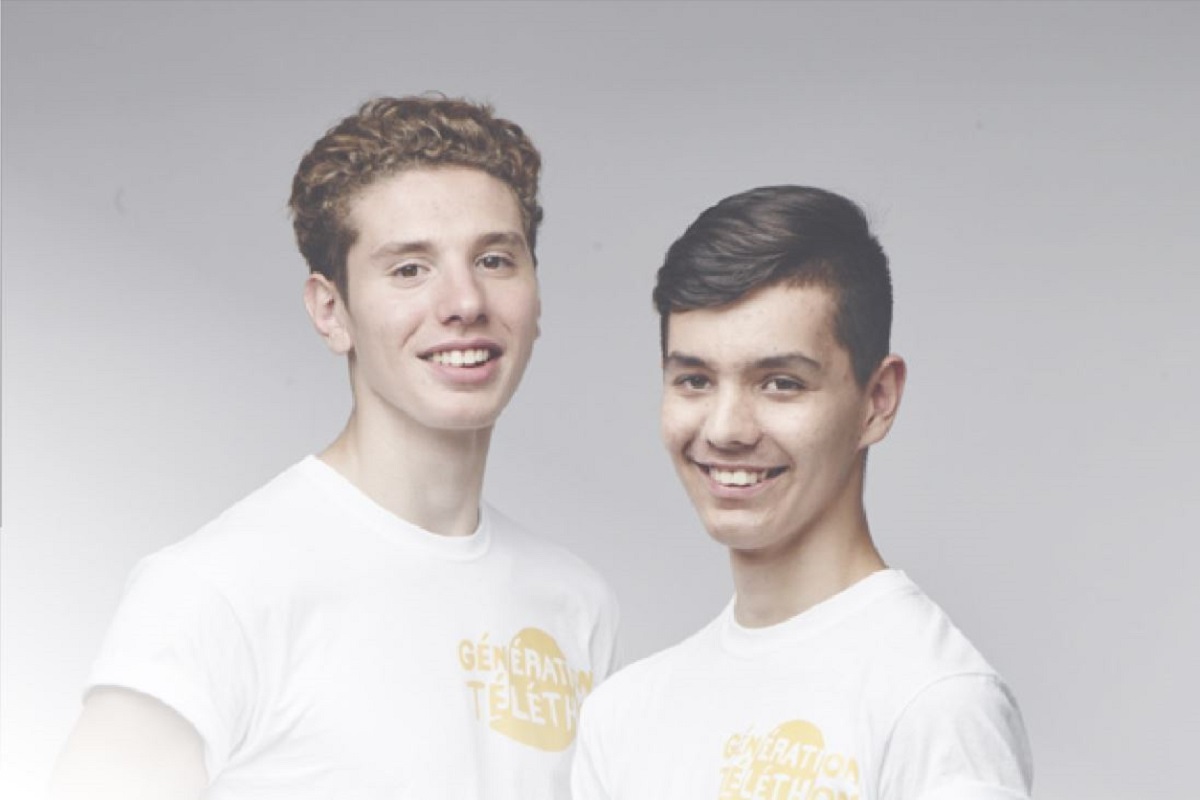 Nicolas et son copain Mathieu atteint d une maladie degenerative qui lui a supprime la vue en quatre mois