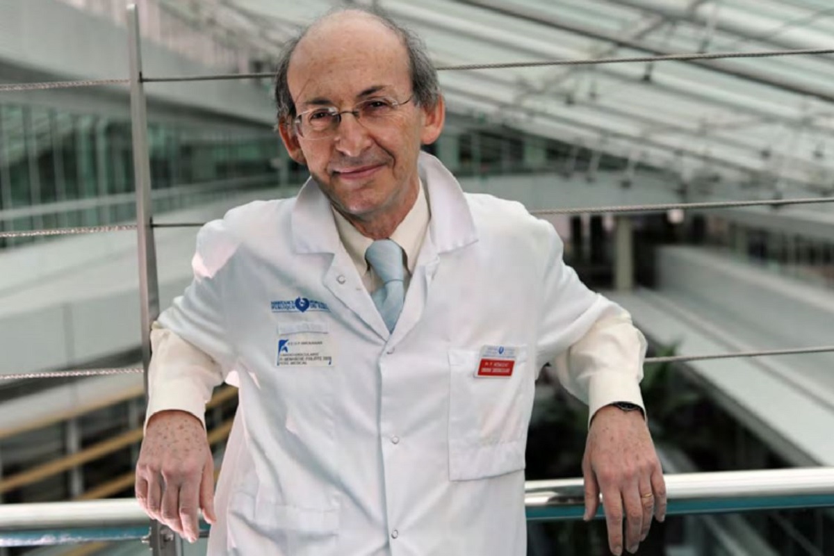 Le Professeur Philippe MENASCHE qui realise pour la 1ere fois au monde une greffe de cellules cardiaques issues de cellules souches
