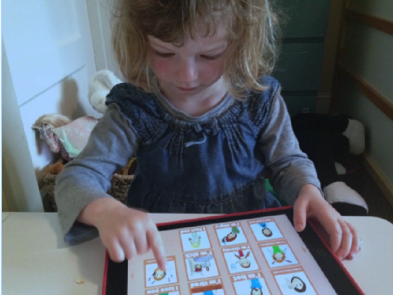 Maia 3 ans qui utilise quotidiennement l application notamment pour l aider dans les routines du matin