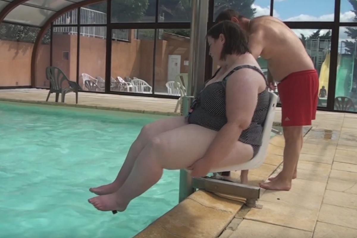 Le domaine du Cros dAuzon avec ici une vue sur la piscine intérieur de son hôtel