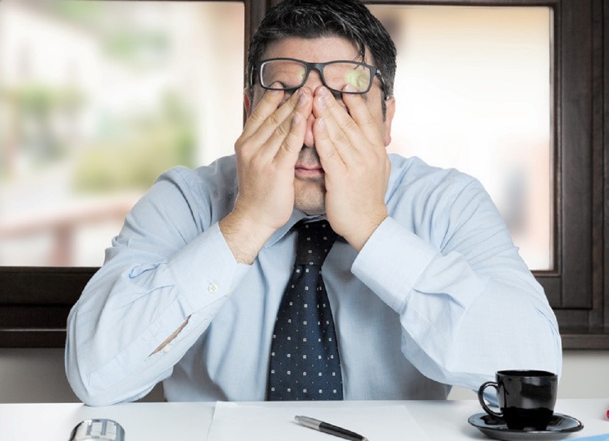 Un homme souffrant du bruit dans son entreprise