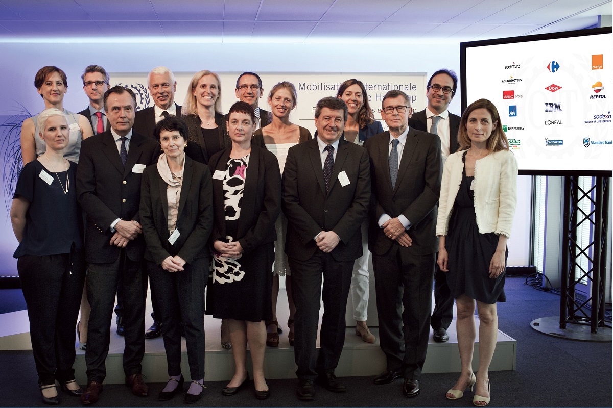 Les signataires de la charte du réseau mondial entreprise et handicap le 29 juin 2016 a Paris au siege du groupe Carrefour 