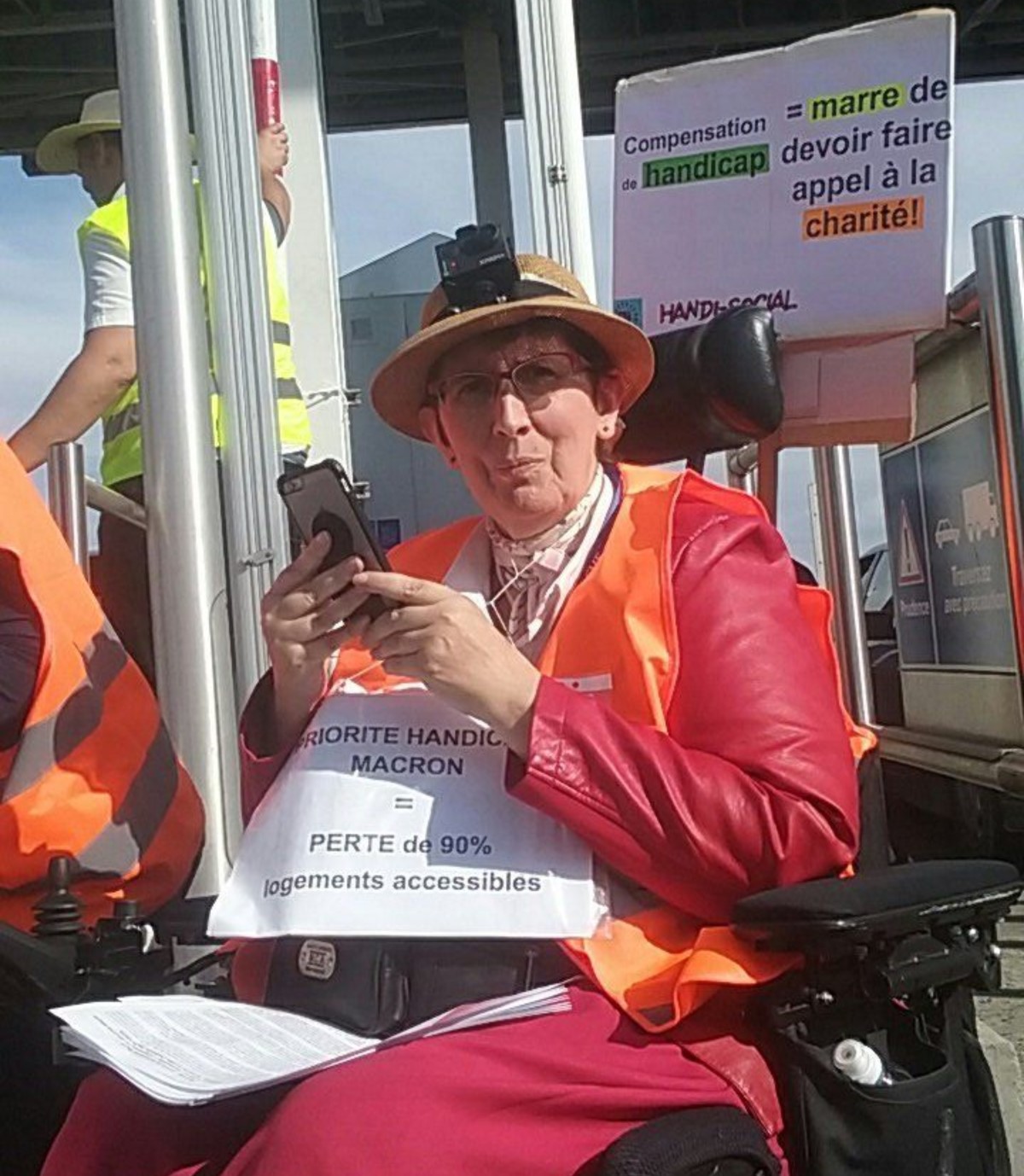 La présidente du collectif inter associatif 31 odile maurin organise une opération péage gratuit pour protester contre la politique du gouvernement en faveur du handicap