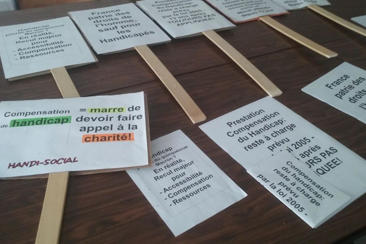 Le collectif inter associatif 31 organise une opération péage gratuit pour protester contre la politique du gouvernement en faveur du handicap les panneau