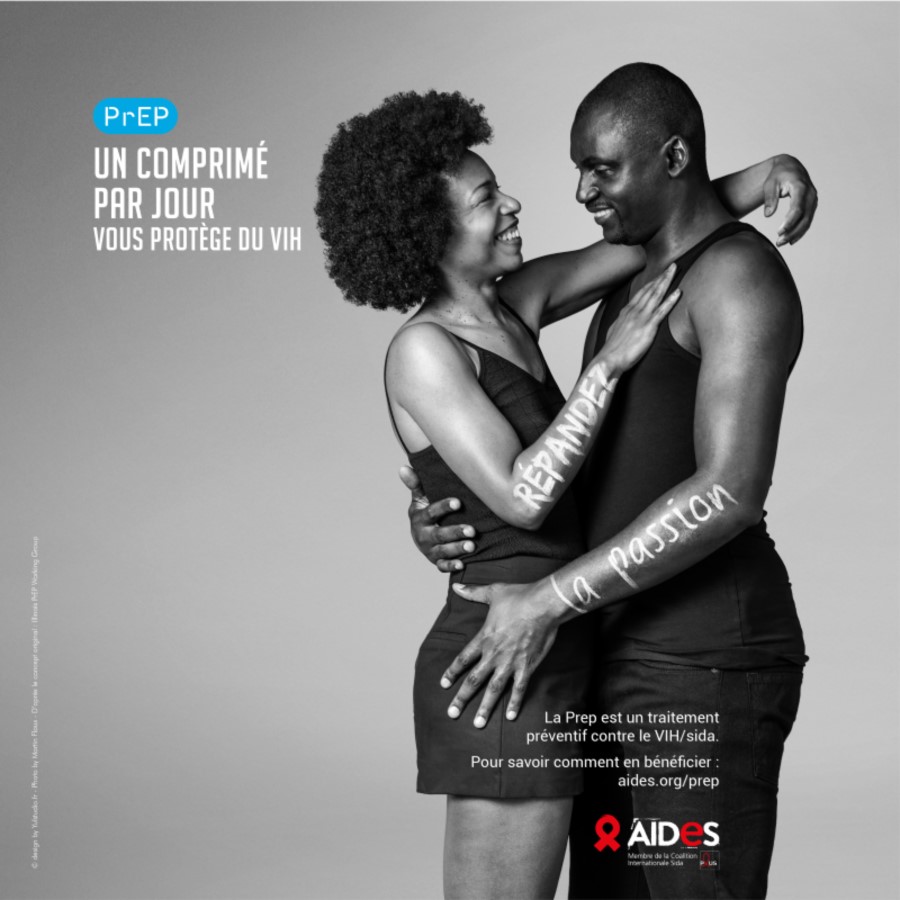 Une des trois affiches PrEP Un comprimé par jour vous protège du VIH ici sur la photo un homme et femme sur le bras il ont marqué répandez la passion