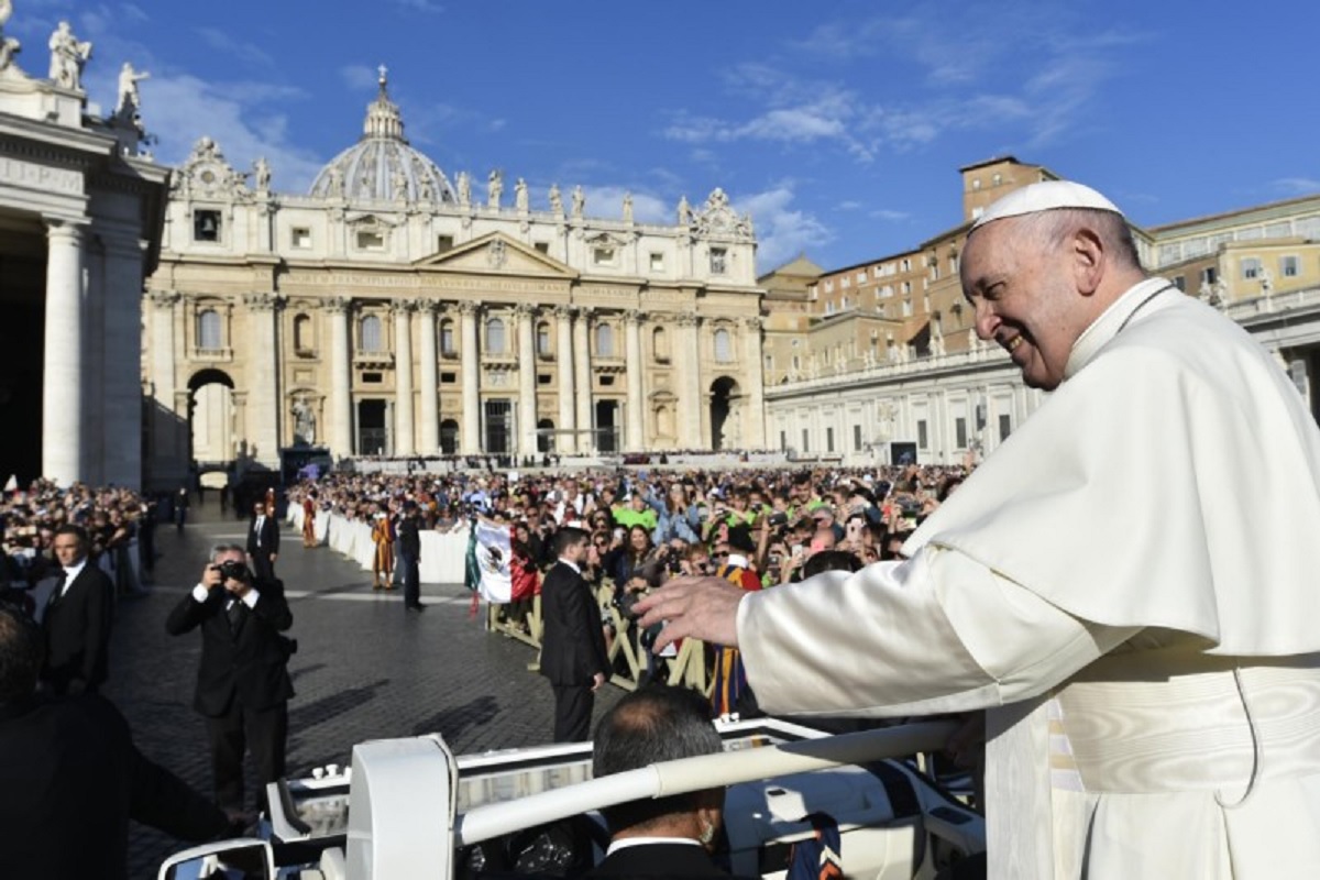 Le Pape François sur la Place Saint Pierre de Rome a la Cite du Vatican peut avant son audience generale ce 10 octobre 2018