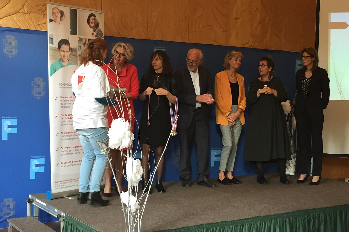 Remise de passeport par Mme par POULET a droite Ghislaine WANWANSCAPPEL Directrice Général de la Fondation Les amis de l'atelier et l'équipe de Si T bénévole, France Bénévolat,  