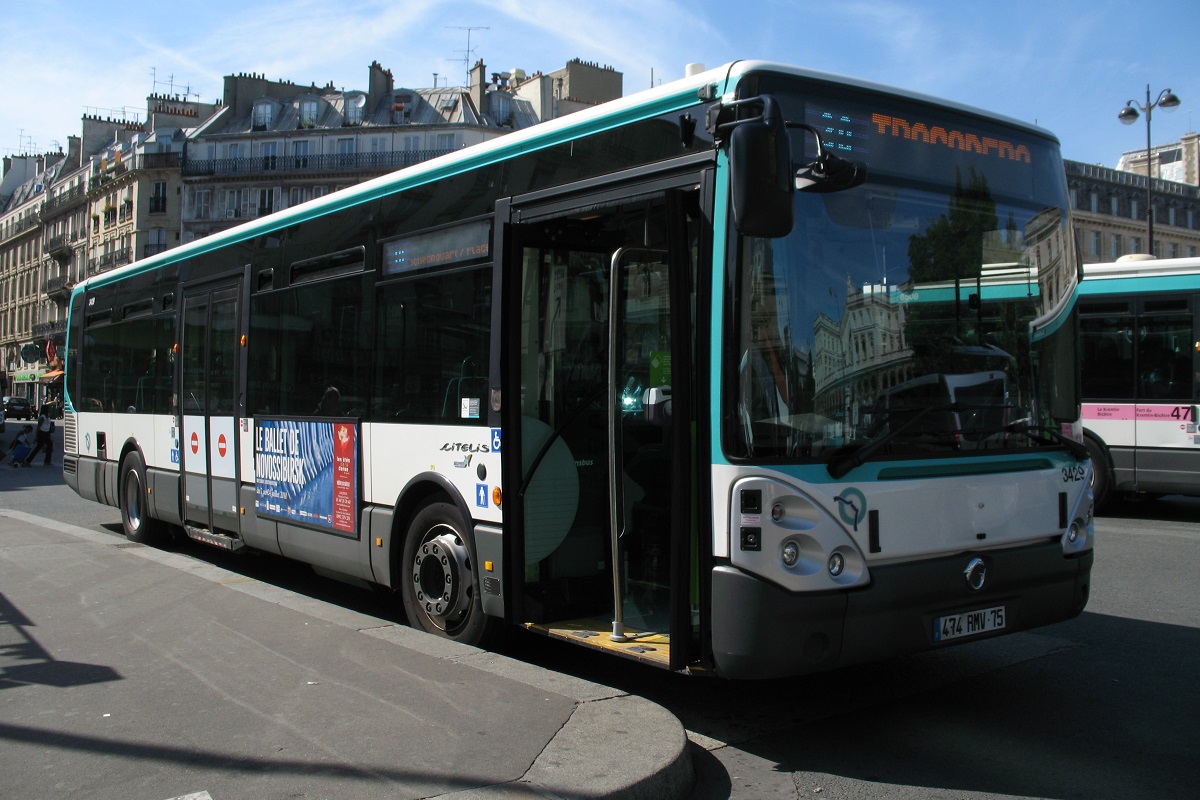 Bus RATP ligne 30 à Gare de lEst Ligne Irisbus Citelis accessibile au personnes a mobilité reduite