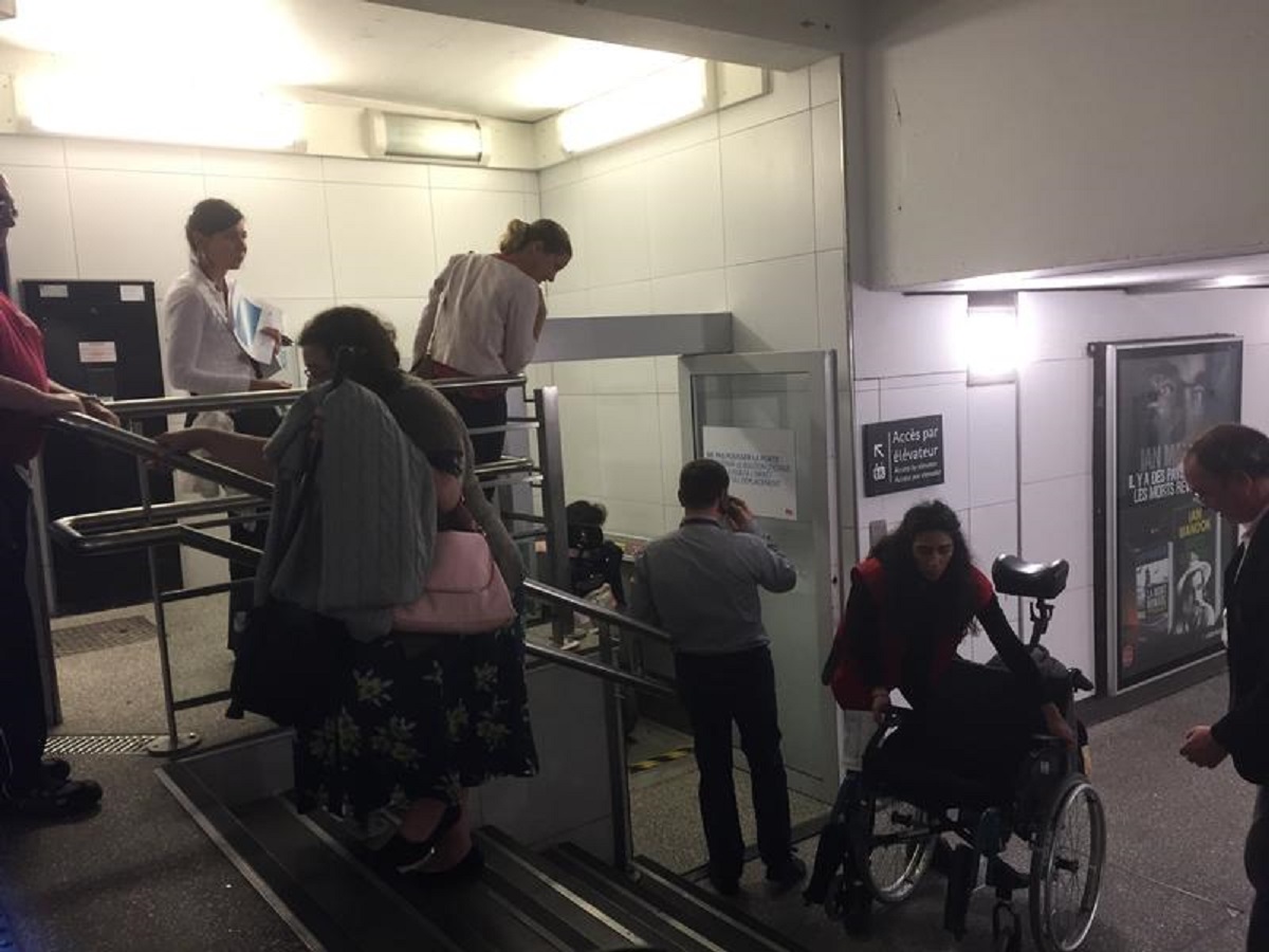Lelevateur installe en 2015 par la SNCF a la Toulouse Matabiau juge totalement inadapte par les associations