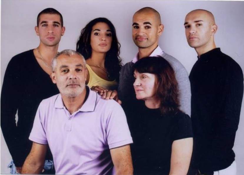 sebasttien joachim ici a droite au deuxieme rang entouré de ces frères et soeur et ses parents au premier rang a8504