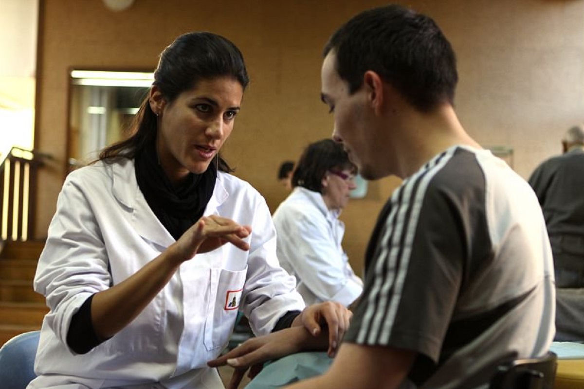 Un blessée de guerre soigne au centre de réduction des invalides à paris f3ccc