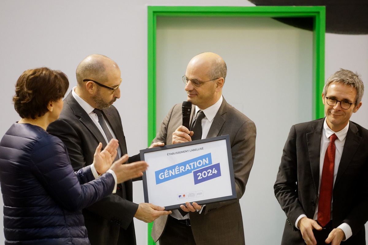 remise du label paris2024 au proviseur du collèges 9105f