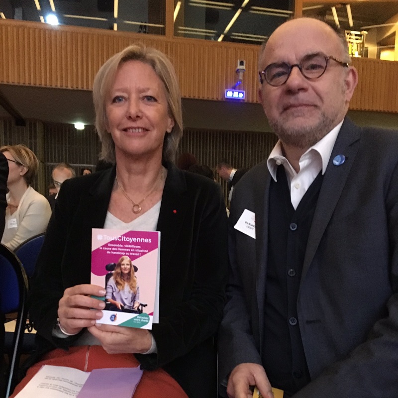 Remise du guide de ladapt a sophie cluzel par le dg eric blanchet 1073f