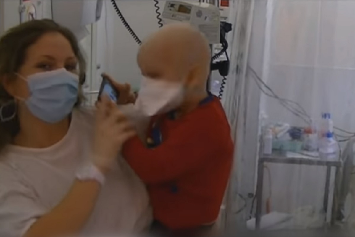 Une mère avec son fils atteint dune maladie génétique a lhopital 72f6a