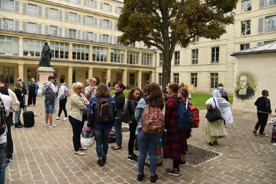 Les collégiens et leurs parents se rassemblent dans la cour à l’Institut nationale des jeunes sourds (INJS) lors de la rentrée scolaire 2017-2018 © INJS 2018 Les collégiens et leurs parents se rassemblent dans la cour à linstitut nationale des jeunes sourds lors de la rentrée scolaire 2017 2018 8d2cf