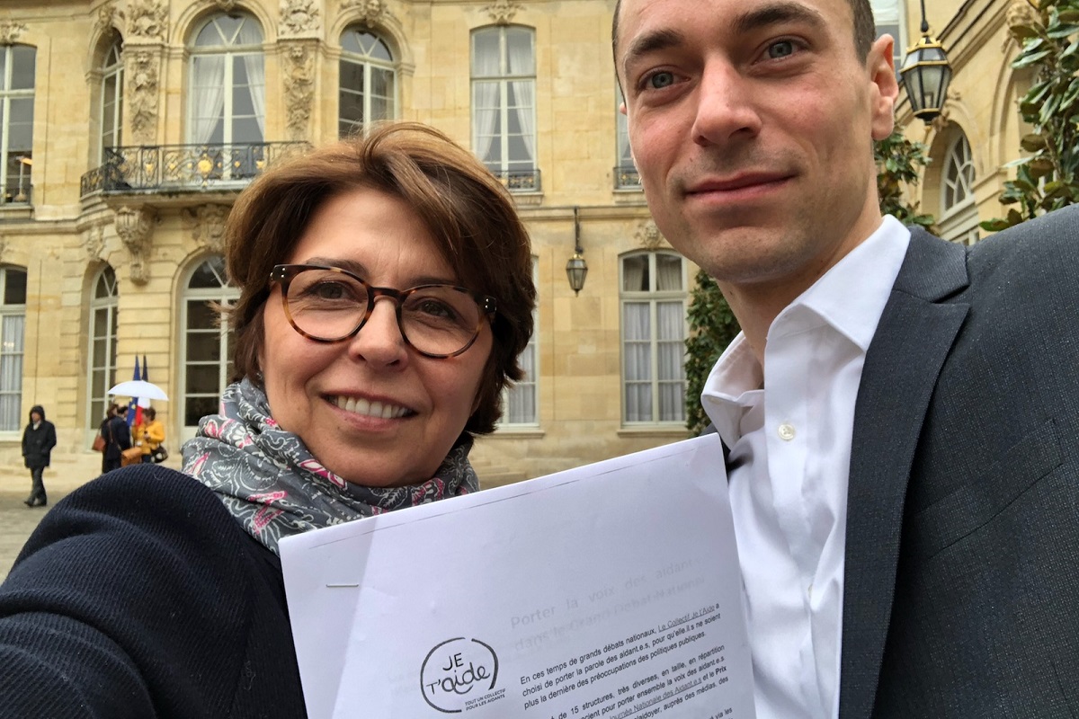 La présidente du collectif je taide claudie kulak et son délégué général olivier morice devant matignion bee0d