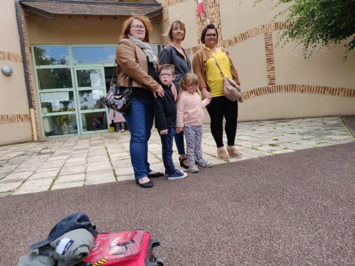 Les mères et deux des trois enfants concernée Liaam et Marylou qui pourrait être privée de cantine a la prochaine rentrée 987da