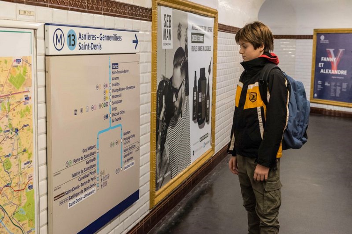 Un jeune parisien empruntant le métro pour se rendre a son école 3f9d4