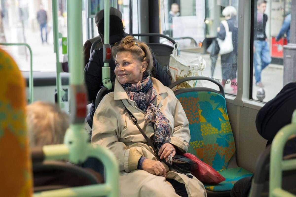 Une personne âgée dans un bus empruntant les transports en communs f8545