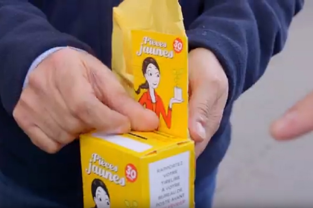Une petite tirelire de lopération piéce jaune a loccasion de la 30e edition 26c1c