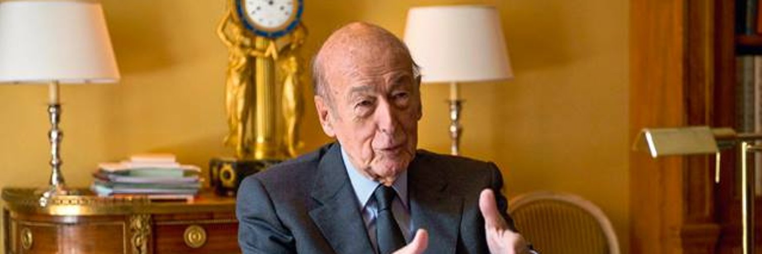 Valéry Giscard d'Estaing dans son bureau et président dune fondation qui porte son nom bb912