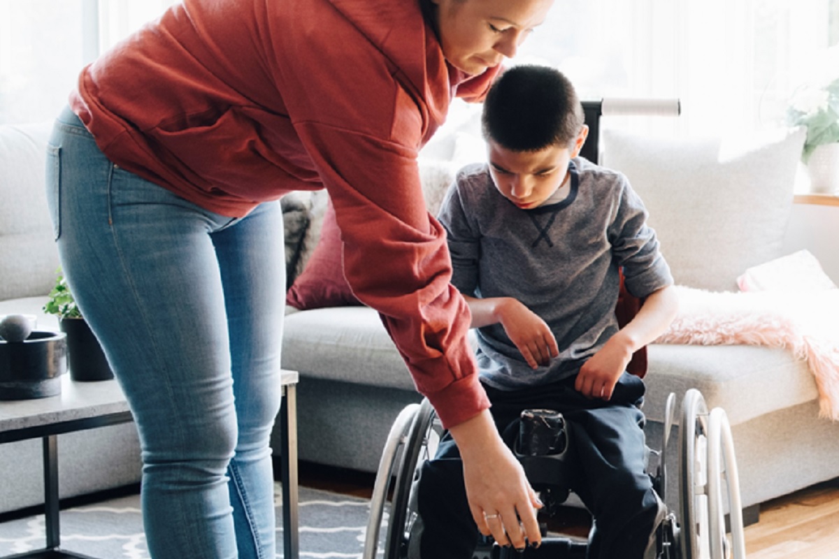 une mere et son fils dans en situation de handicap physique dans un fauteuil dans son appartement 57596
