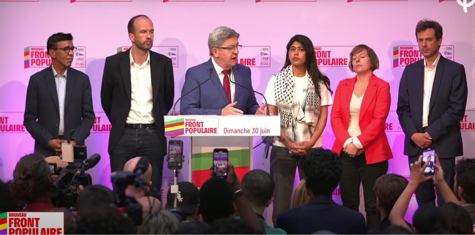 Le Chef de file de La France Insoumise Jean-Luc MELANCHON prononçant un discours après l'annonce des résultats du premier tour des élections législatives, à La Faïencerie, à Paris, le 30 juin 2024. (au centre) et membre de la coalition de gauche Nouveau Front populaire (NFP), avec à sa gauche Manuel BOMPARD, le coordinateur de La France insoumise. Et à sa droite la député européenne Franco- Palestinienne Rima HASSAN. Cette dernière s’est présentée avec un keffieh, foulard censé protégé du soleil et qui est devenu un symbole palestinien, autour du cou. © Capture vidéo NFP