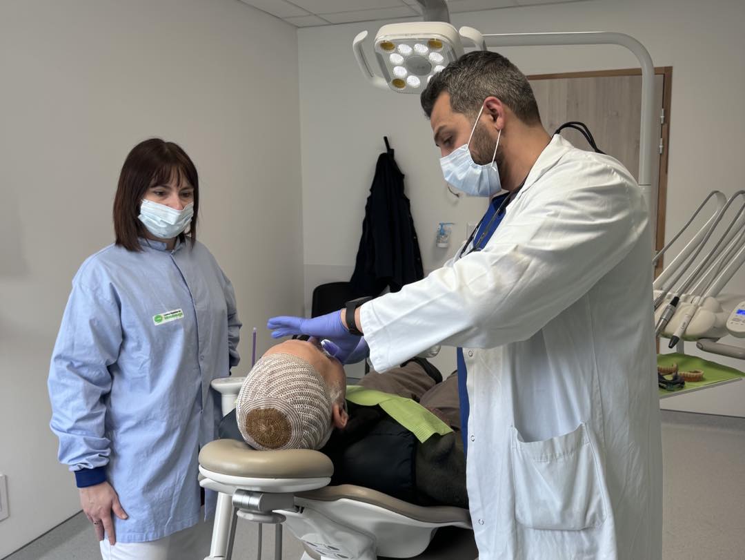 Un dentiste du cabinet dentaire du Centre Hospitalier de Maubeuge dans le Nord qui viennent d’avertir ces patients d’une crainte de contamination au VIH (Illustration) © Facebook CHU Maubeuge 2025